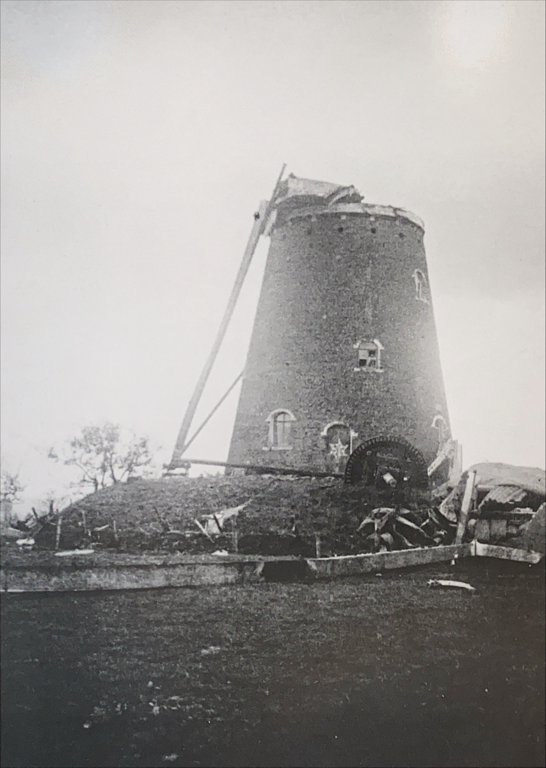 De Zuidmolen na de windhoos in 1947, het bovenwiel nam het grootste deel van de kap mee.