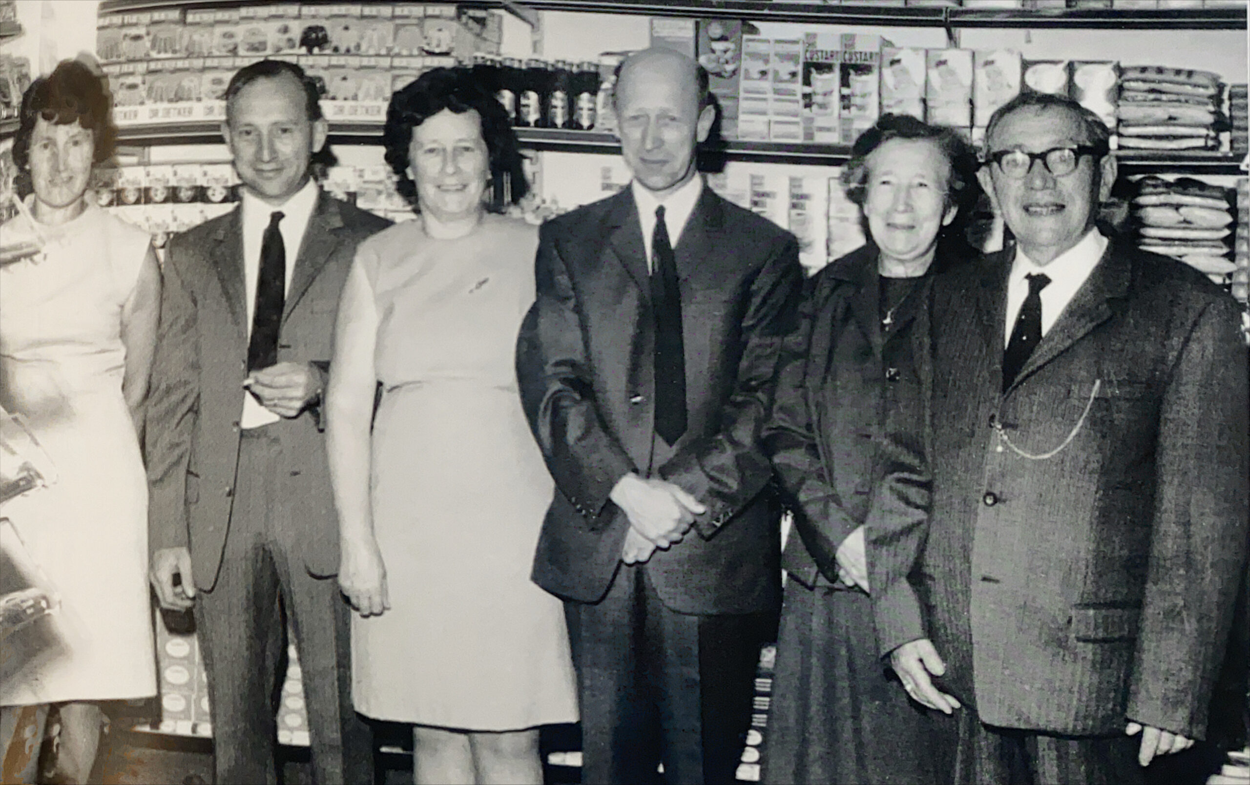 Familie Jochijms en echtgenoten in 1968. Foto ter gelegenheid van de opening van de verbouwde kruidenieswinkel.