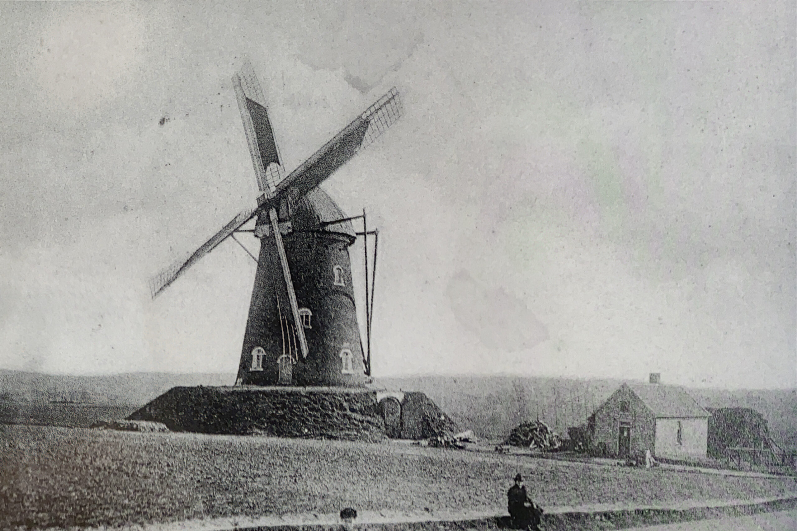 De Zuidmolen en het in 1898 gebouwde bakhuis (broodbakkerij)